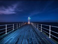 开云APP-弯道超墙，汉密尔顿的绝地反击与篮网的爆冷启示录