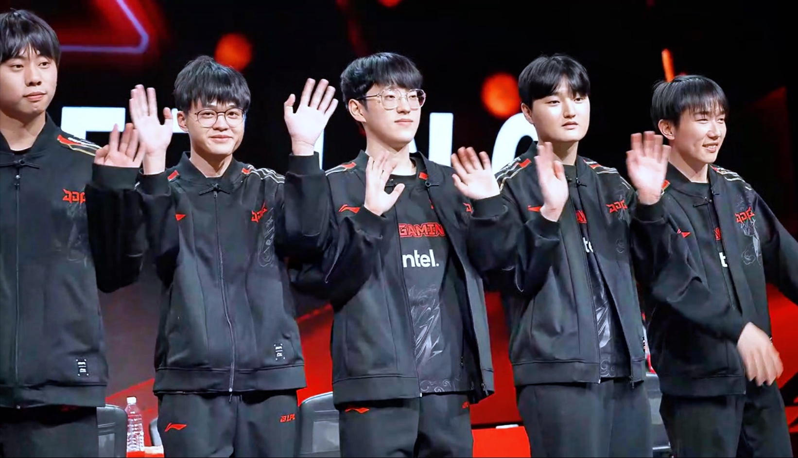 开云体育下载-FLY轻取DK，Scout打出惊人五杀八强赛2:1（东京）