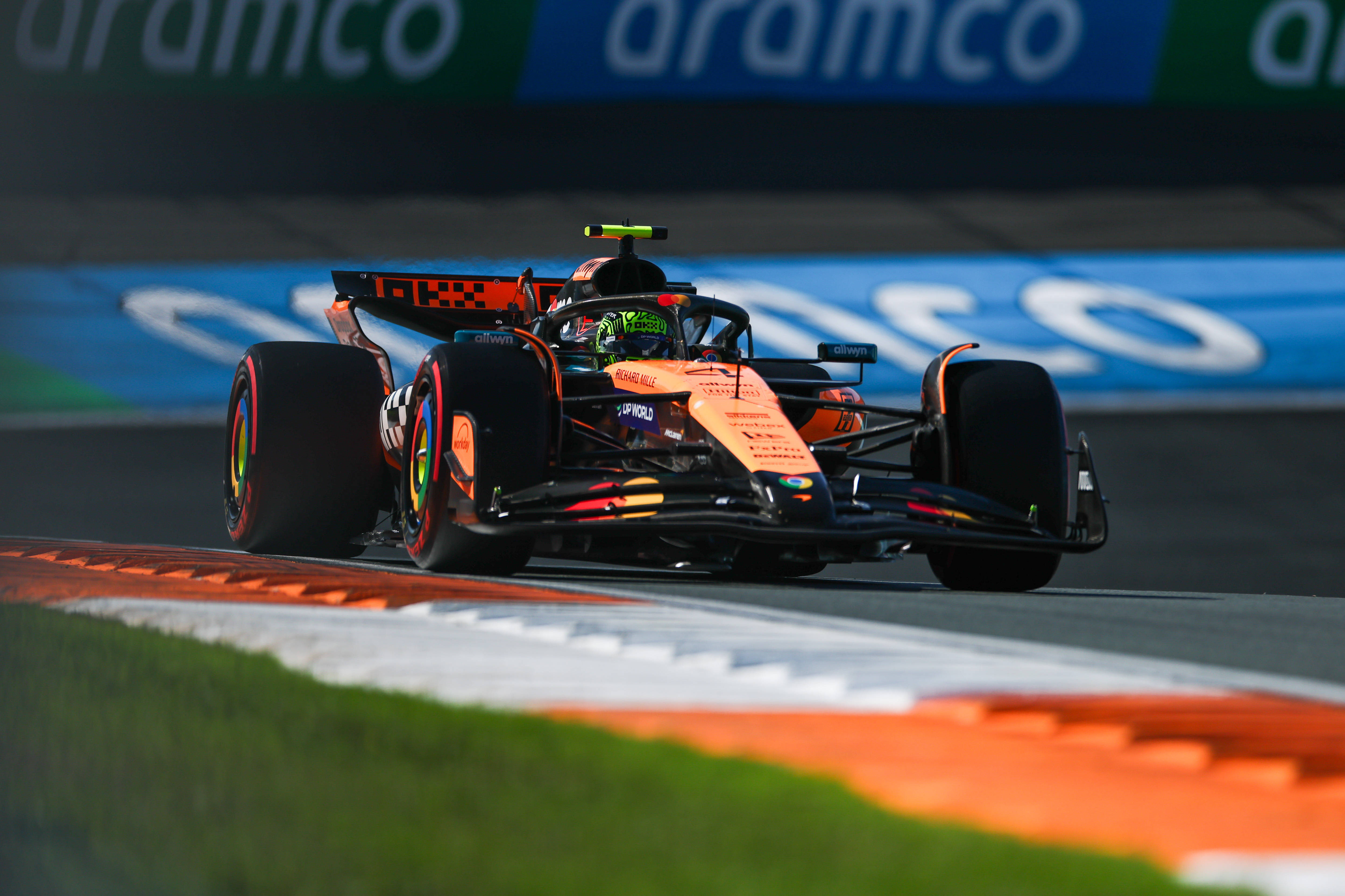 开云体育入口-梅赛德斯绝杀红牛车队，皮亚斯特里状态火热