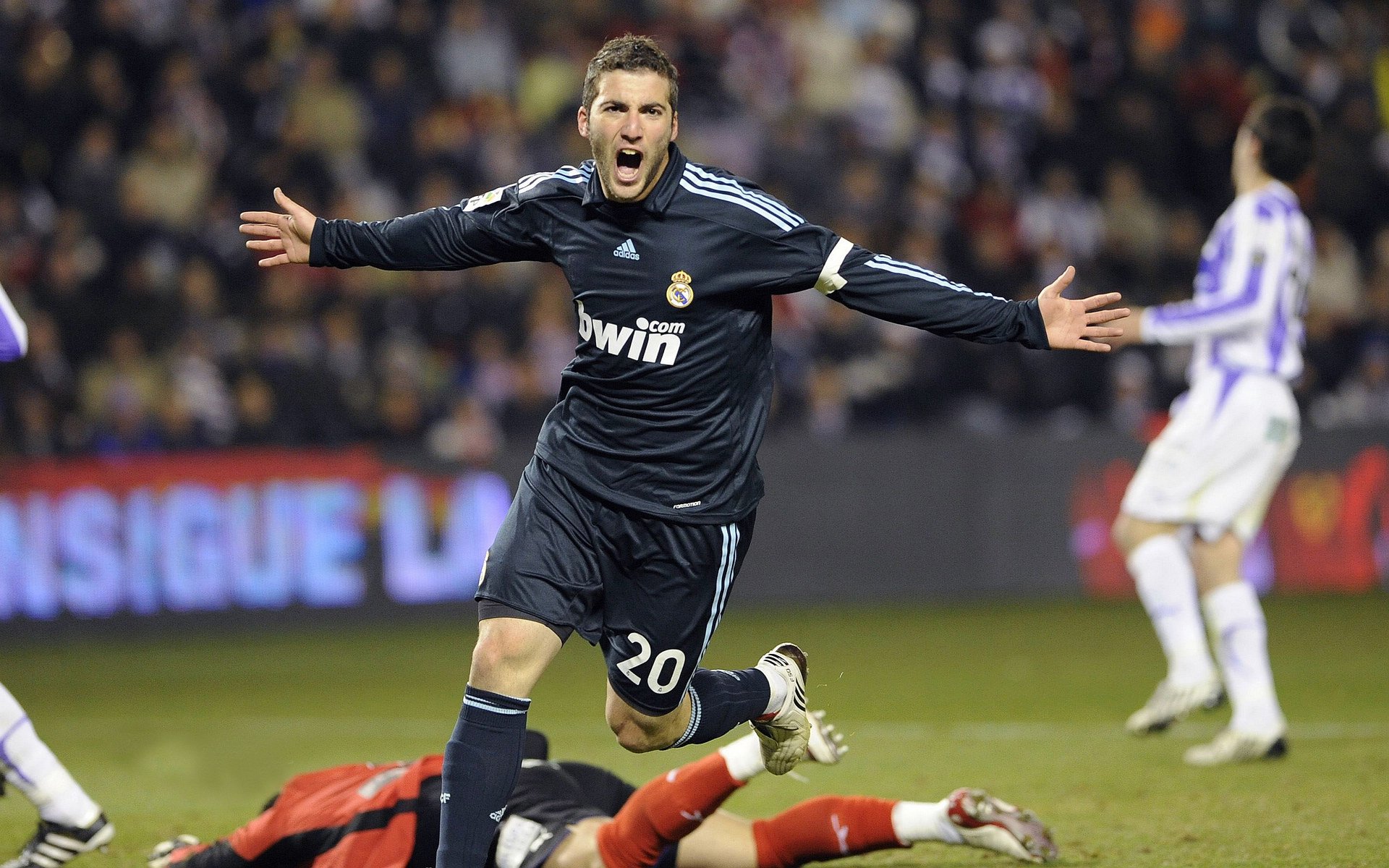 开云体育入口-巨星的试炼场,西亚卡姆的聚光灯定律