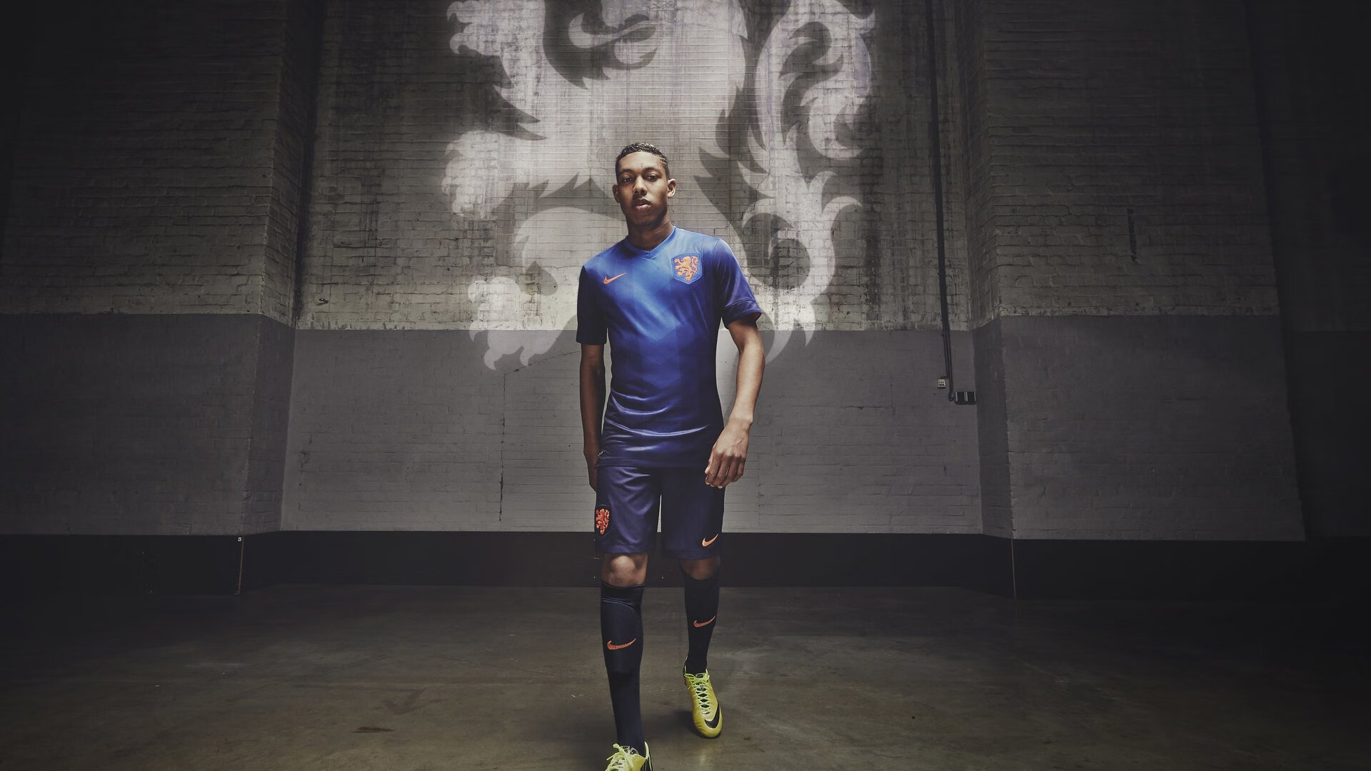 开云体育-意甲焦点战之夜，当喧嚣归于沉寂，唯有加维的影子刺破了黑暗